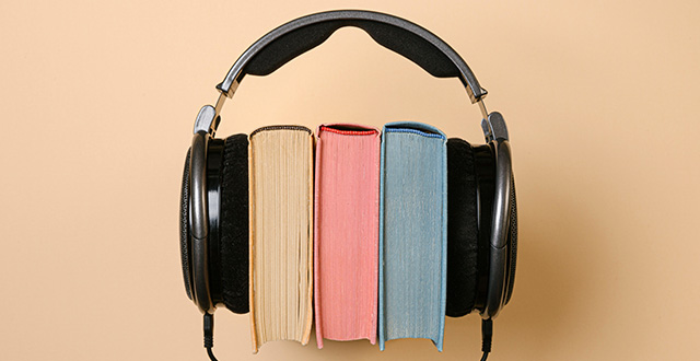Cuffia audio che tiene tre libri - audiolibri