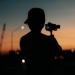 Sagoma di persona con videocamera al tramonto - Sottodiciotto 2023