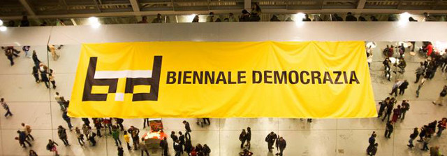 Striscione Biennale Democrazia