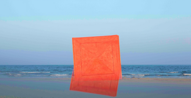 Cubo rosso su spiaggia - Biennale Democrazia 2023