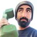 Uomo con barba e cornetta telefono gigante - Didie Caria