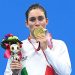 Ragazza con medaglia d'oro e mascotte - Carlotta Gilli