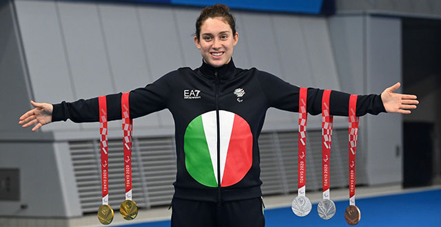 Ragazza in tuta con 5 medaglie - Carlotta Gilli