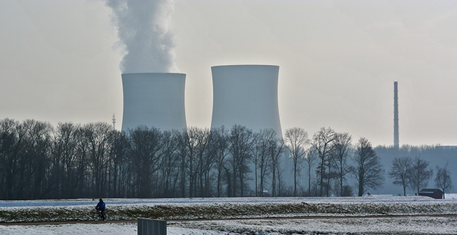 Centrale nucleare in paesaggio invernale - emergenza nucleare
