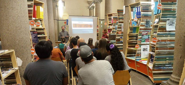 Sala con persone sedute a un incontro - Centro InformaGiovani Torino