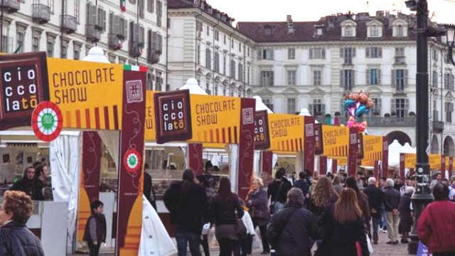 Torino piazza Vittorio stand Cioccolatò pubblico