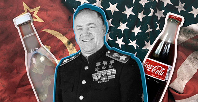 Collage bandiere Urss e Usa, bottiglie e generale russo - Coca-Cola bianca