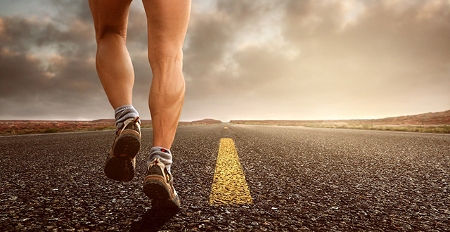 Gambe maschili che corrono su strada - L'arte di correre