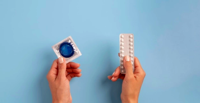 Mani con preservativo e pillola - educazione sessuale