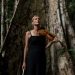Donna con violino in mano in un bosco - Emotions For Change