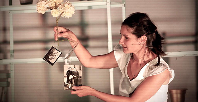 Donna con fiori e fotografie - Erbario di famiglia
