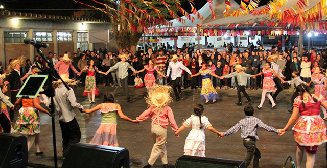 Persone in costume che ballano in cerchio - Festa Junina