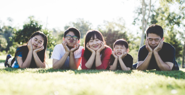 Famiglia cinese con tre bambini