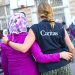 Operatrice Caritas con migrante, di schiena
