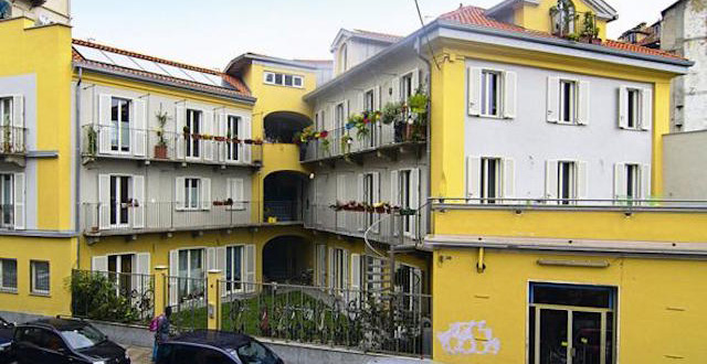 Edificio di ringhiera bianco e giallo - Housing sociale Numero Zero