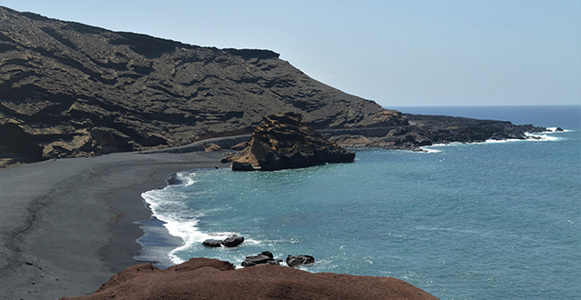 Paesaggio con spiaggia nera e rocce - Lanzarote