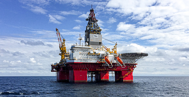 Piattaforma petrolifera sul mare