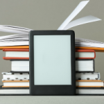 Ebook davanti a pila di libri - Lettura cartacea e digitale