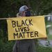 Persona con cartello "Black Lives Matter"