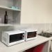 Scaffale con condimenti, mobili con microonde e lavandino - Lunchroom Aldo Moro