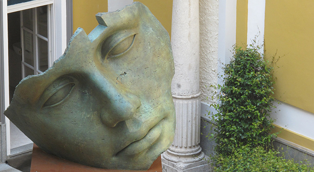 Grande volto in bronzo - Mostra Novecento in cortile