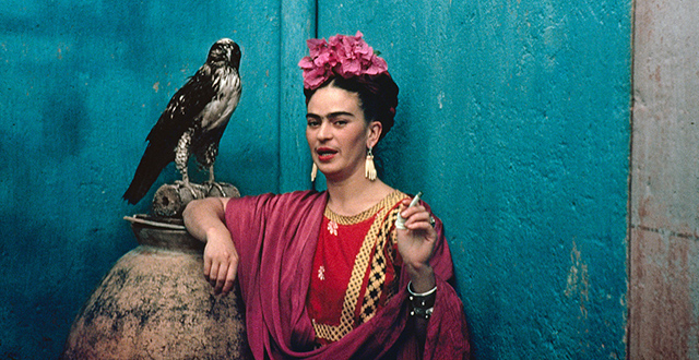 Foto Frida Kahlo con sigaretta e aquila