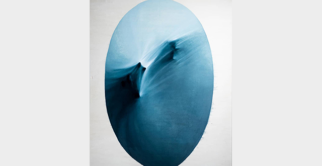 Ovale blu di stoffa da cui emergono sagome - Mostra Humanature