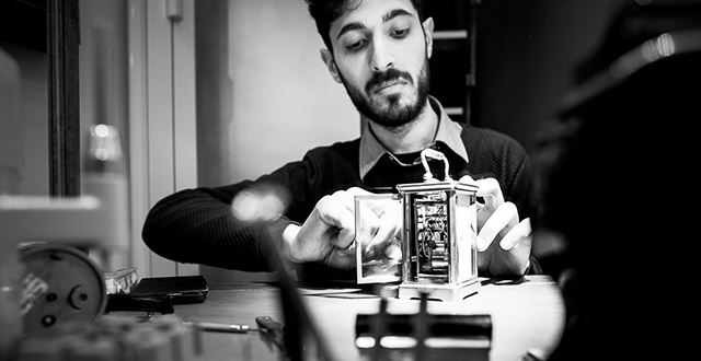 Foto in bianco e nero orologiaio Daniele Tenderini al lavoro