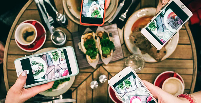 Telefoni che fotografano cibo - PiedmontFood