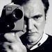 Foto in bianco e nero di Quentin Tarantino con cinepresa
