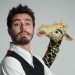 Ragazzo e giraffa pupazzo - Rafael Voltan ventriloquo