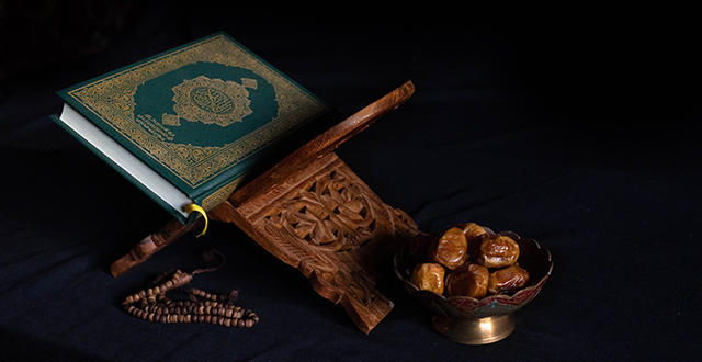 Leggio con Corano, ciotola datteri - Ramadan