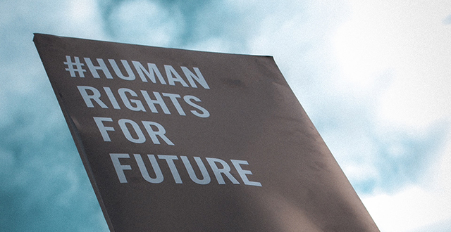 Cartello con scritta Human rights fot future - Amnesty International