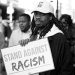 Ragazzo afroamericano con cartello Stand against racism