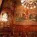 Salone barocco con dipinti, specchi e un grande lampadario - Sala Gonin