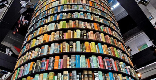 Torre di libri al Salone del Libro