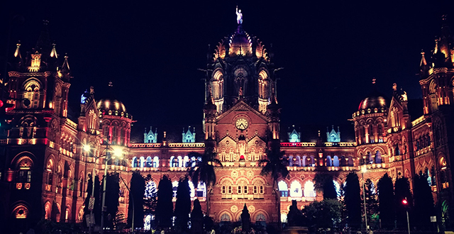 Stazione di Mumbai illuminata di notte - stazioni più belle