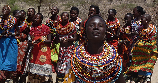 Donne africane con vestiti tradizionali