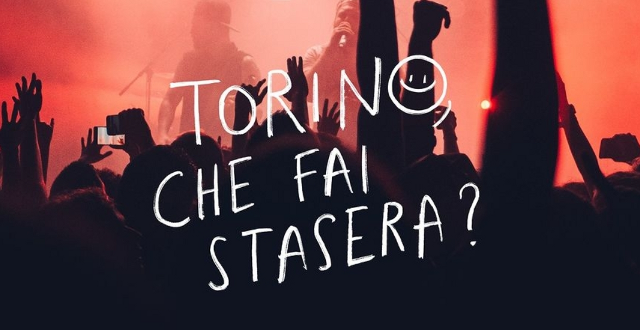 Foto di concerto con scritta "Torino, che fai stasera?"