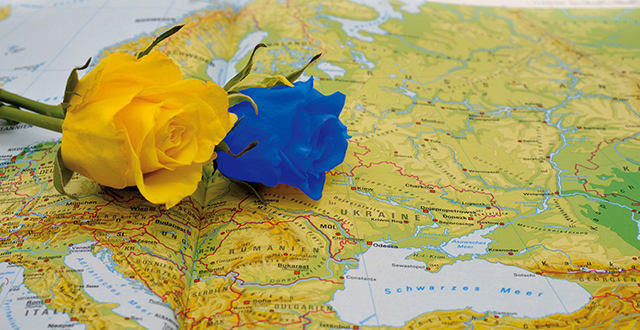 Cartina Europa con rose gialla e blu su Ucraina 