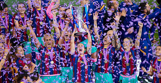Giocatrici di calcio sollevano coppa - Uefa Women's Champions League