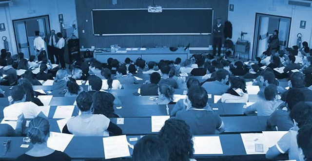 Lezione in aula universitaria, foto in tono blu - Università popolare