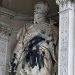 Statua di Vittorio Emanuele II in marmo bianco imbrattata di vernice nera