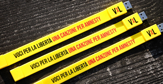 Braccialetti usb con scritta Vici per la libertà - Una canzone per Amnesty