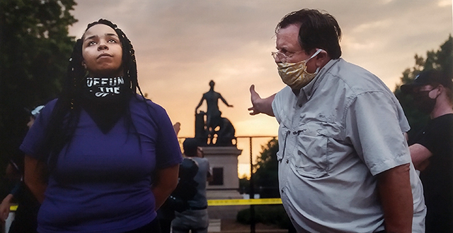 Donna nera e uomo bianco davanti a monumento Lincoln - World Press Photo Exhibition