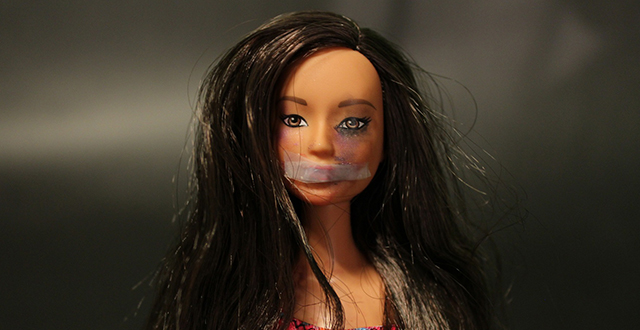 Bambola Barbie con occhio nero e bavaglio - tratta